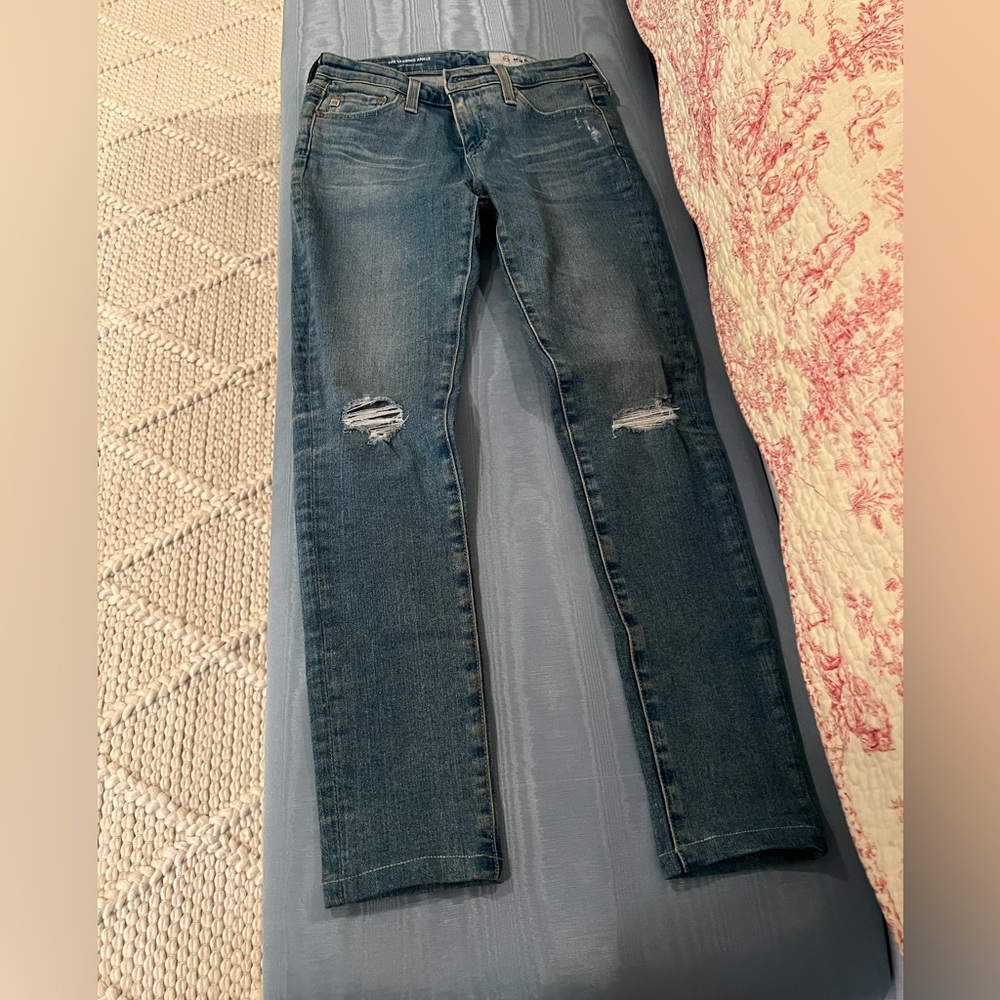 MEDIUM WASH RIPPED SKINNY JEANS